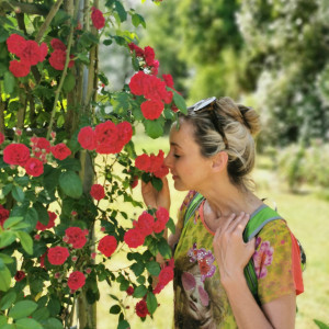 Sandra genießt den Duft von Rosenblüten | feeling